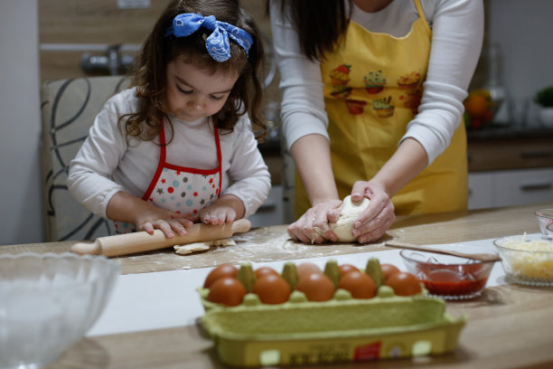 妈妈教女儿自制披萨的照片图片下载