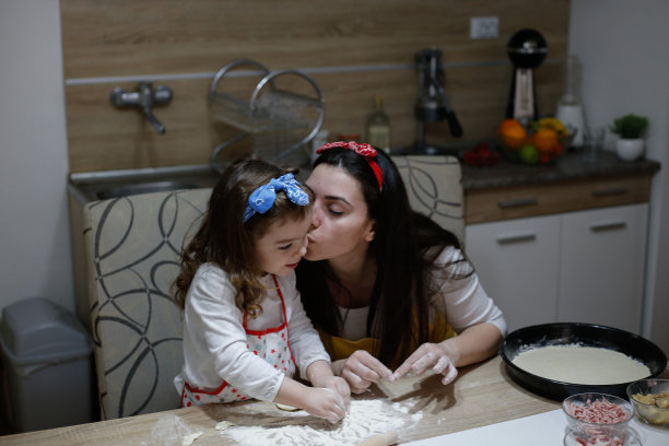 妈妈教女儿自制披萨的照片图片下载