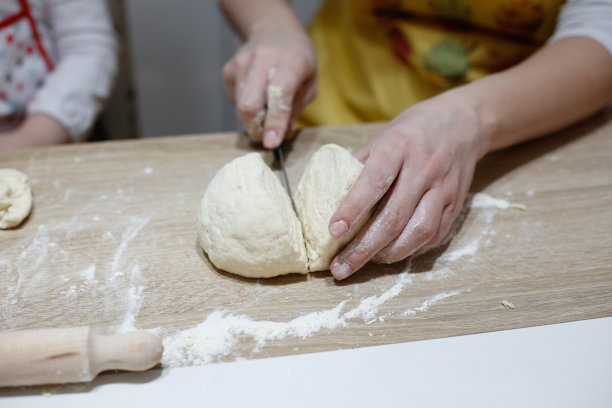 妈妈教女儿自制披萨的照片图片下载