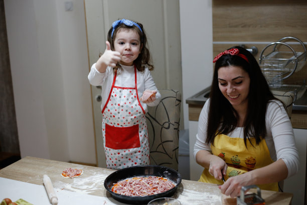 母亲和女儿在家里做披萨库存照片成人，白人种族，快乐，孩子图片下载