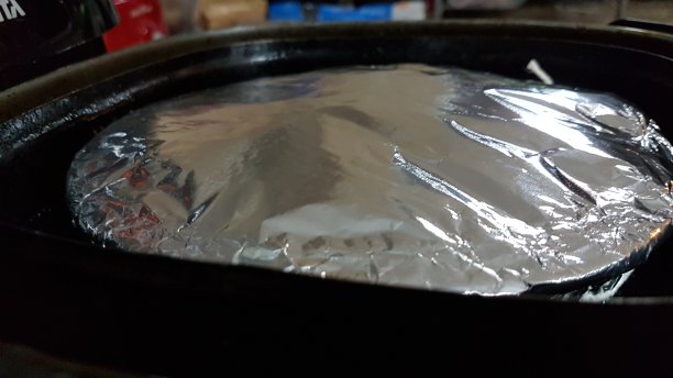 铝纸在空气炸锅/炸锅上图片下载