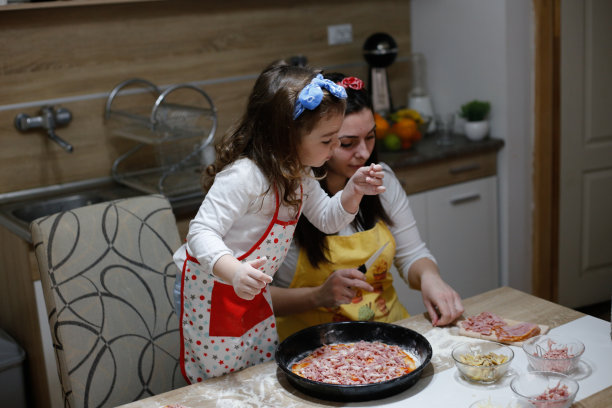 妈妈教女儿自制披萨的照片图片下载