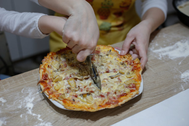 妈妈教女儿自制披萨的照片图片下载