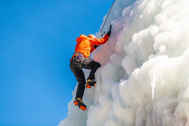 用冰镐和绳索攀冰图片下载