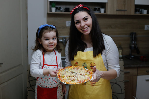 妈妈教女儿自制披萨的照片图片下载