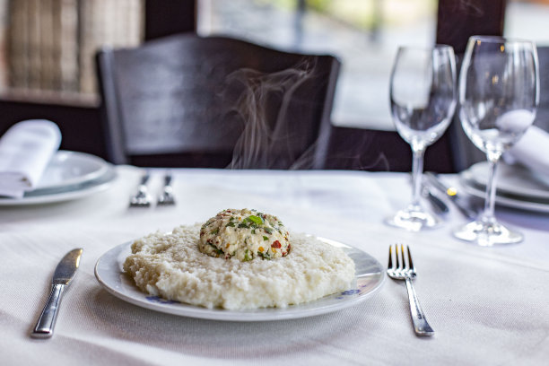 桌上有一盘热菜图片下载