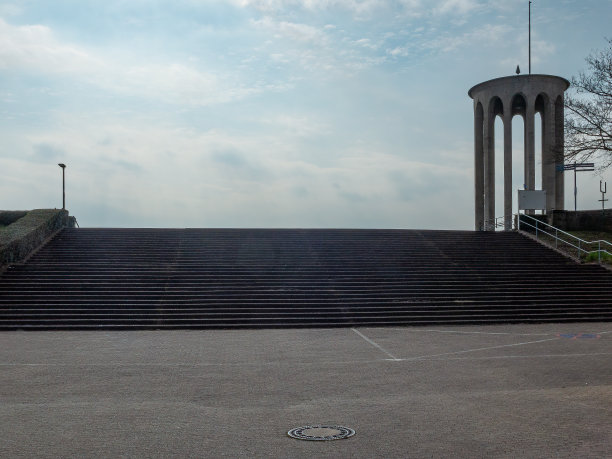 一个空的宽阔的楼梯上堤坝的顶部旁边的标准塔纽维德，德国，在莱茵河复制空间图片下载