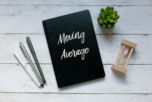 经营理念。俯视图沙钟，植物，笔和笔记本写的均线。图片下载