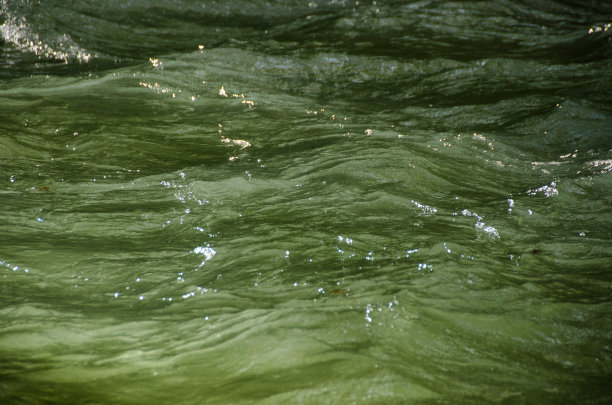 摘要光线影响下的河流水流背景。日光。图片下载