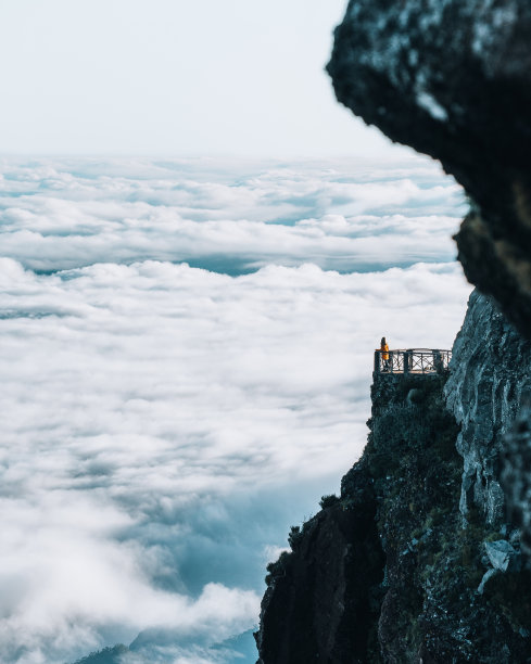 云层之上的阳台图片下载