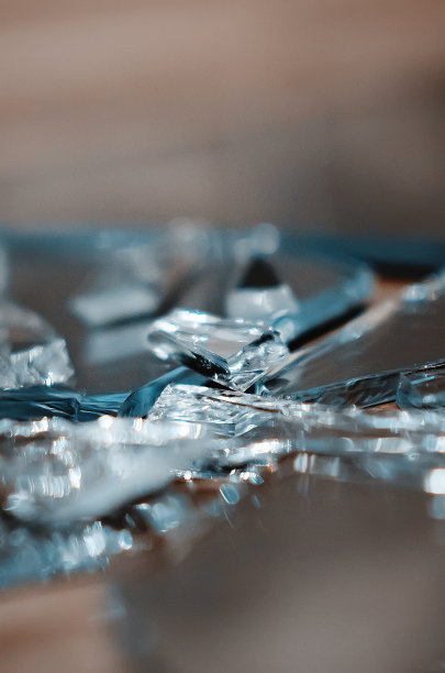 抽象背景，垂直摄影。玻璃碎片。图片下载