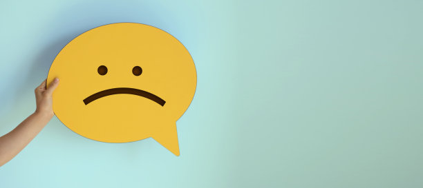 女人捧着黄色的言语泡泡，脸上带着悲伤图片下载