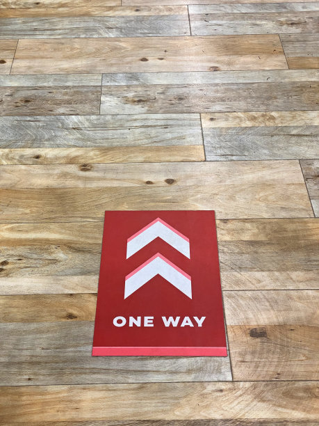 地板上有一个警示标志图片下载