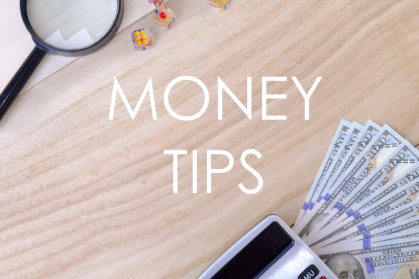 俯视图的美元纸币，放大镜，骰子和计算器在木制的背景写与金钱小贴士。商业和财务概念。图片下载