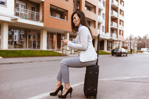 用智能手机等出租车或优步的女性图片下载