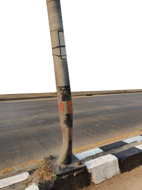 路中间的电线杆被一辆汽车损坏了。由于司机的粗心大意。图片下载