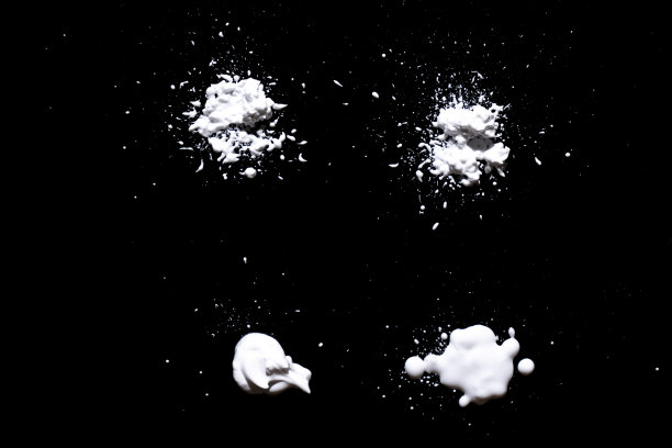 在黑色背景上涂抹剃须膏图片下载