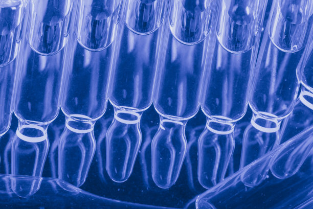 注射用医用玻璃安瓿瓶。药是以壶腹中的水溶液为液体氯化钠。关闭了。瓶安瓿多色。图片下载