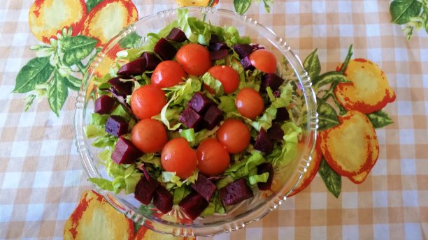 桌上的素食沙拉鸟瞰图。细节图片下载