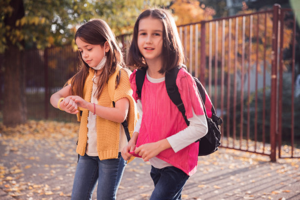女学生走在一起图片下载