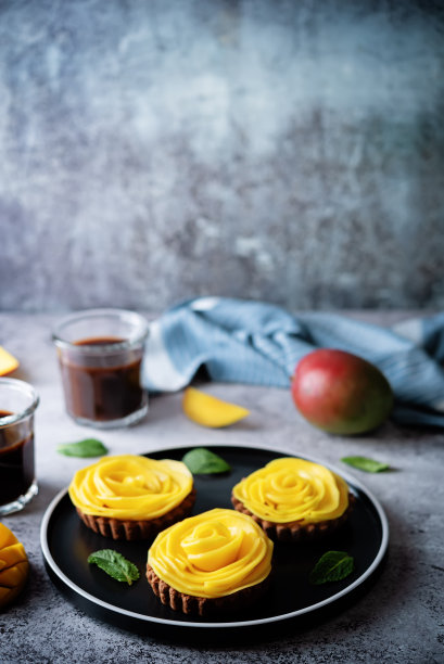 巧克力挞，巧克力奶油馅和芒果玫瑰形状的水果图片下载