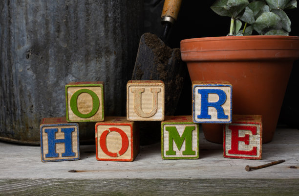 拼成“我们的家”的老式街区。图片下载