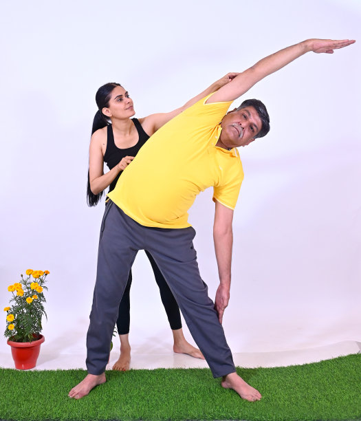 资深男士向女瑜伽老师学习瑜伽图片下载