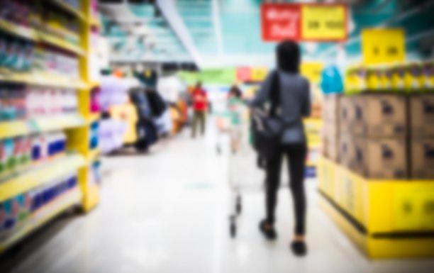 模糊，人们推着购物车在曼谷超市购物图片下载