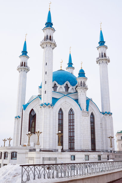 美丽的现代白色石头清真寺与蓝色圆顶金色新月。冬天的观点。图片下载