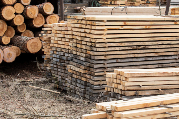 锯过的堆叠板。木材生产、运输及交付。工厂和工业图片下载
