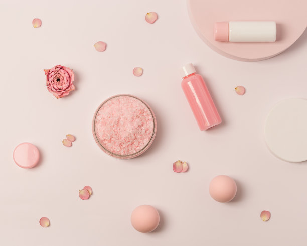 玫瑰香海盐和小瓶沐浴露，肥皂和玫瑰花在圆形讲台上。化妆品俯视图图片下载