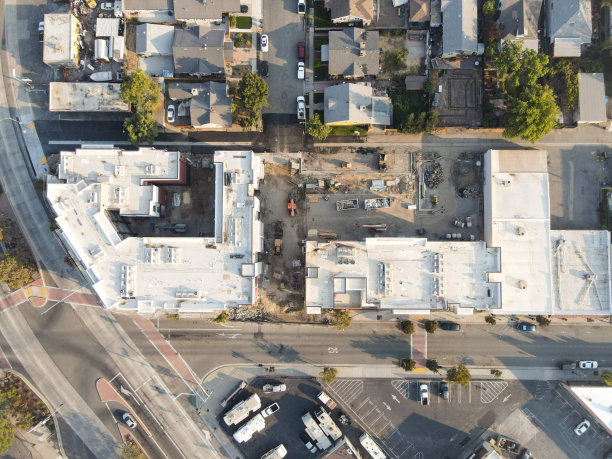 无人机从城市上空发射图片下载