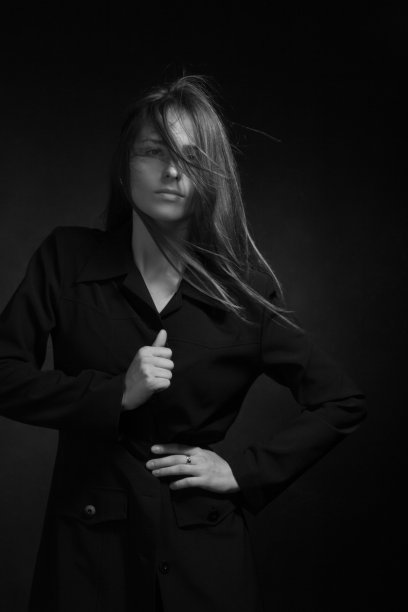 一个留着长发的年轻女孩的黑白肖像图片下载