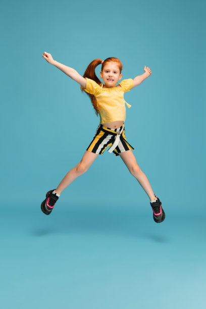 快乐的白人小女孩被隔离在蓝色的工作室背景下。看起来开心，开朗，真诚。Copyspace。童年，教育，情感概念图片下载