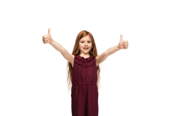 快乐的白人小女孩孤立在白色的工作室背景。看起来开心，开朗，真诚。Copyspace。童年，教育，情感概念图片下载