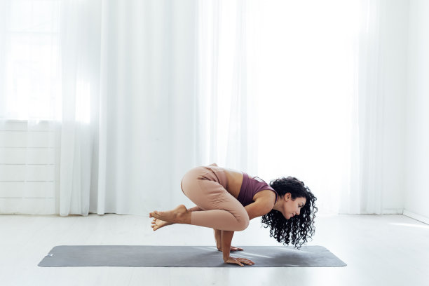 美丽的女人黑发瑜伽体式伸展身体的柔韧性健身房图片下载