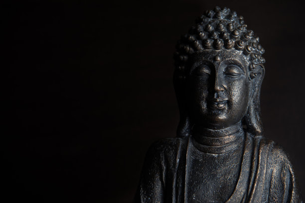黑色背景的青铜佛像图片下载