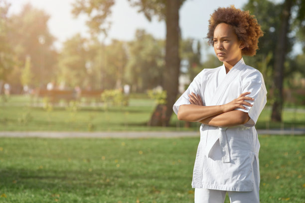 可爱的小女孩空手道站在街上图片下载