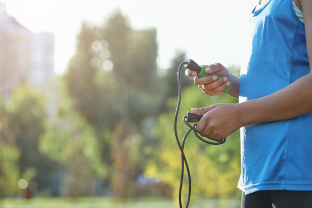 美国黑人女孩站在大街上跳绳图片下载