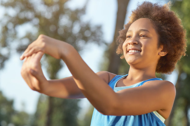 快活的非洲裔美国女孩在街上做运动图片下载