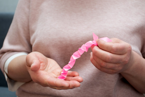如何制作丝带玫瑰花。步骤8。一步一步的照片说明。女人用手制作装饰性的花朵图片下载
