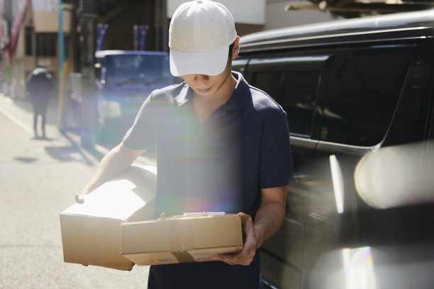 一个戴着白色帽子的日本快递员图片下载