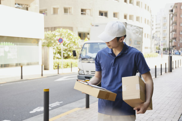 日本一名戴着白帽子的快递员图片下载