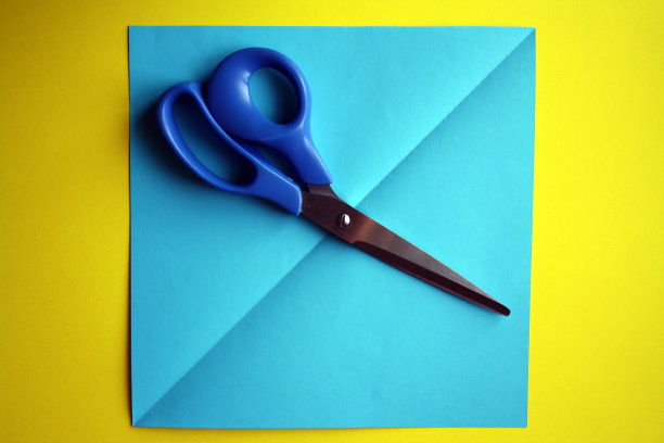 一步一步的照片说明。如何为一本书做一个折纸书签。类有孩子。DIY。步骤2图片下载