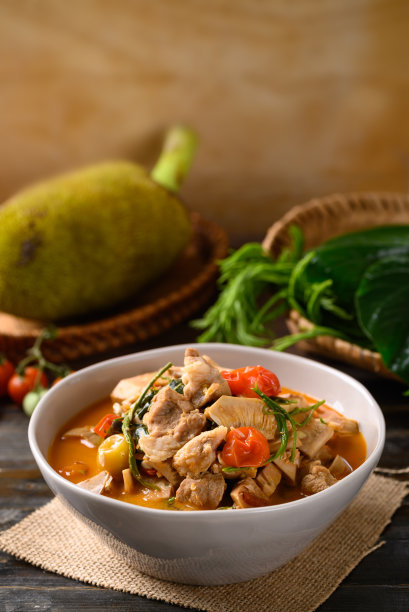 泰国北部食物(Kang Kanoon)，辛辣的年轻菠萝蜜猪肉汤图片下载