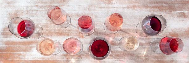 葡萄酒颜色的全景。喝很多杯白葡萄酒、玫瑰葡萄酒和红酒图片下载