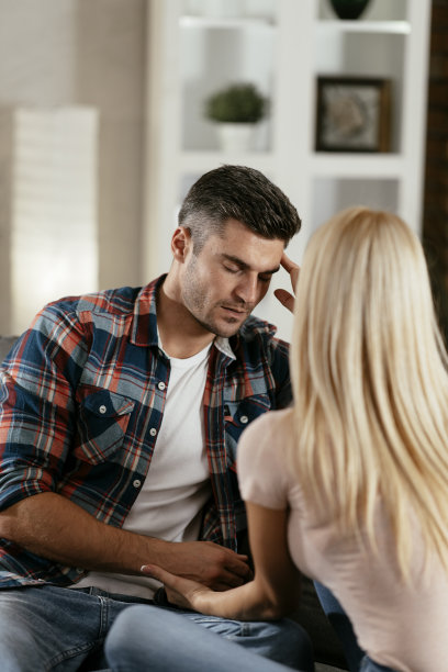 不快乐的年轻夫妇库存照片图片下载