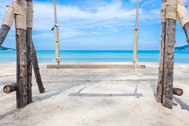 异国情调的热带天堂摇摆在水晶清澈的绿松石图片下载