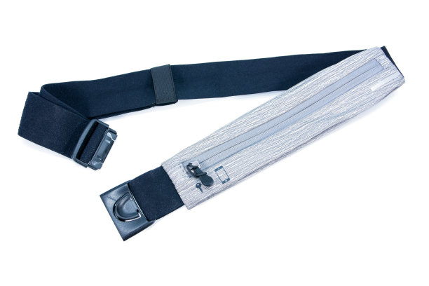 解锁运动腰带上隔离的白色背景。灰色和黑色的腰袋拉链和塑料锁隔离图片下载