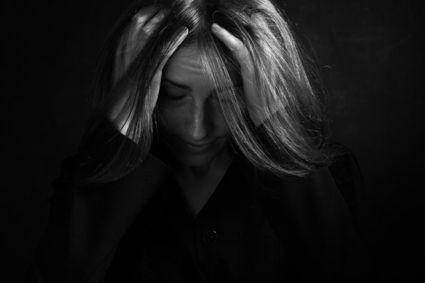 一个留着长发的年轻女孩的黑白肖像图片下载